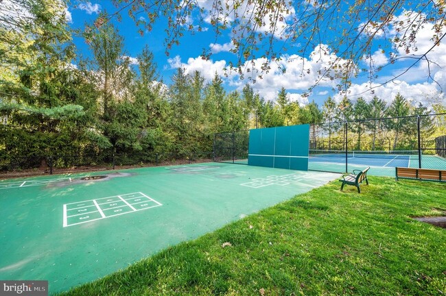 Building Photo - 10001 Vanderbilt Cir