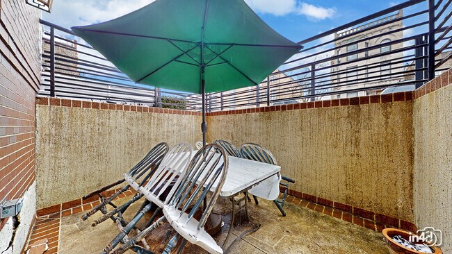 Building Photo - 1504 W Augusta Blvd