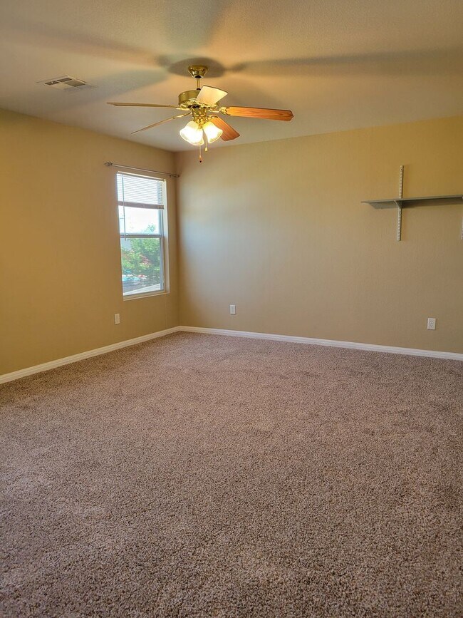 Building Photo - 2611 Echo Dr
