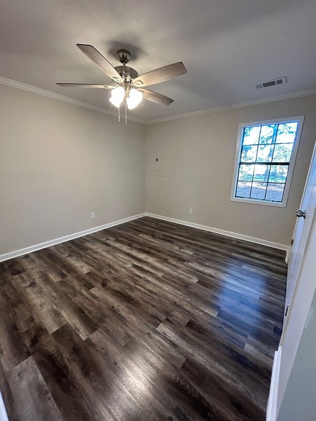 Building Photo - 596 N McLemore Ave