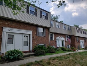 Building Photo - 3 Bedroom Townhouse in South Park