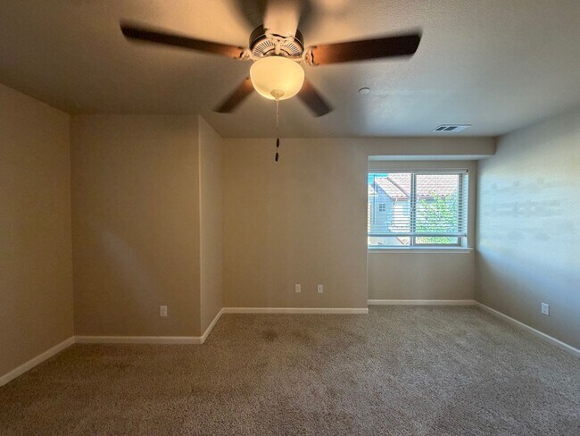 Building Photo - 1194 Velarde Cir