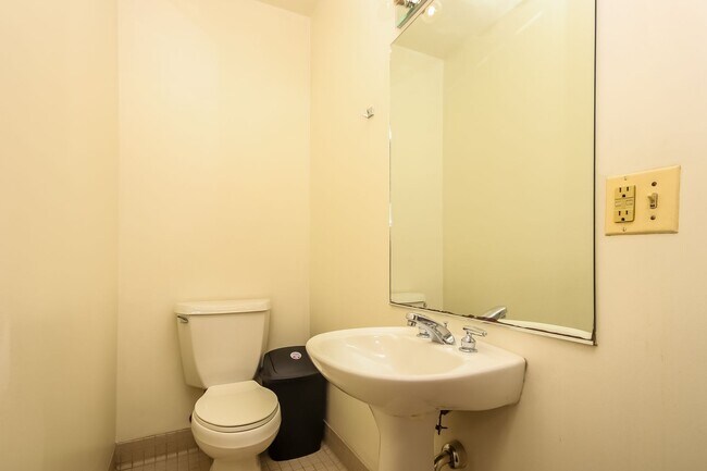 Building Photo - 1344 Wilmot Ct