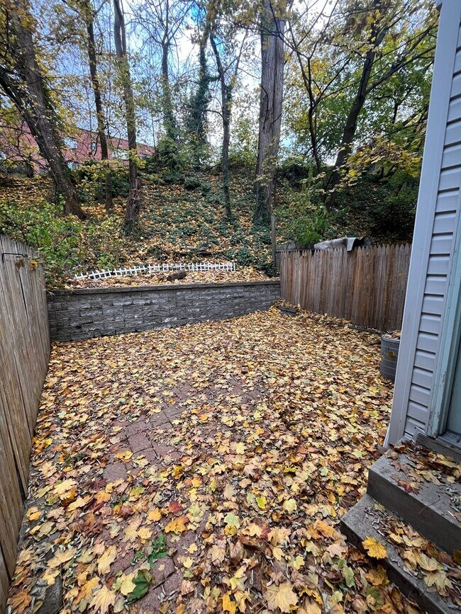 Building Photo - 418 Noble St