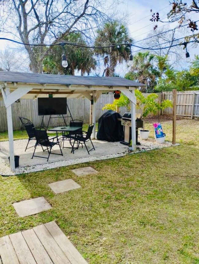 Building Photo - 3 Bed / 1 Bath House with Fenced Yard