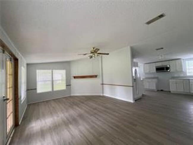 Building Photo - Country Living Charmer!!