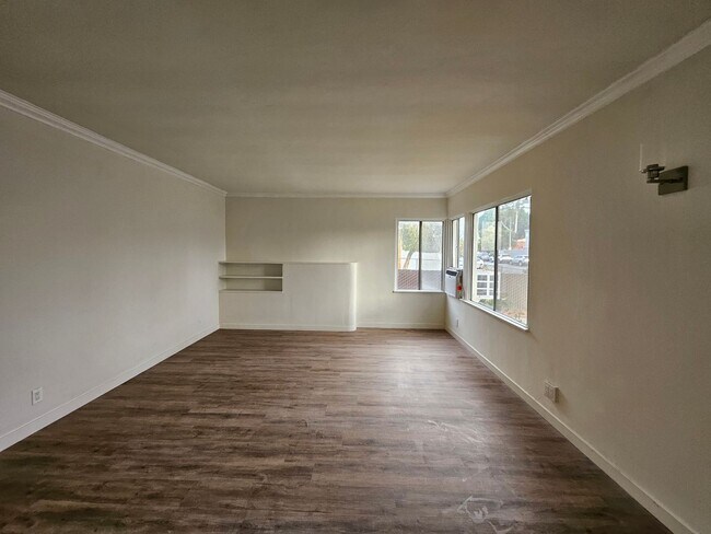 Building Photo - 931 N Screenland Dr