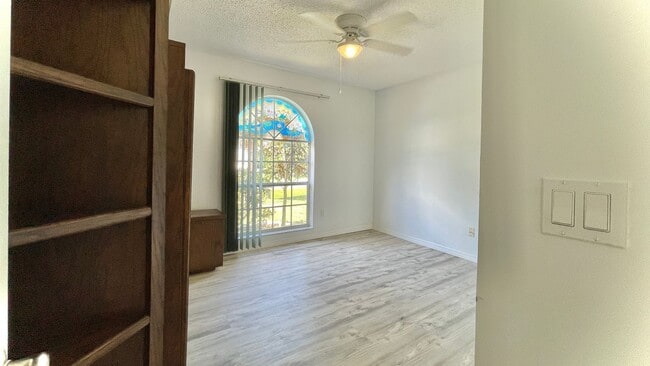 Building Photo - 3 BR , 2 Bath Annual Screened Pool Home Available