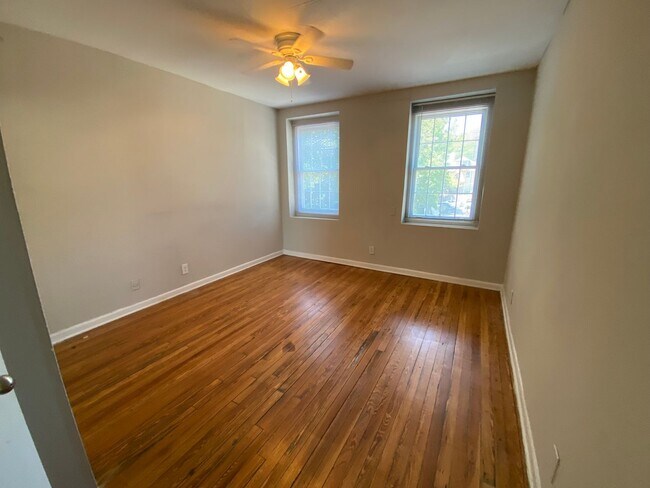 Building Photo - Corner One Bedroom In Poncey-Highland