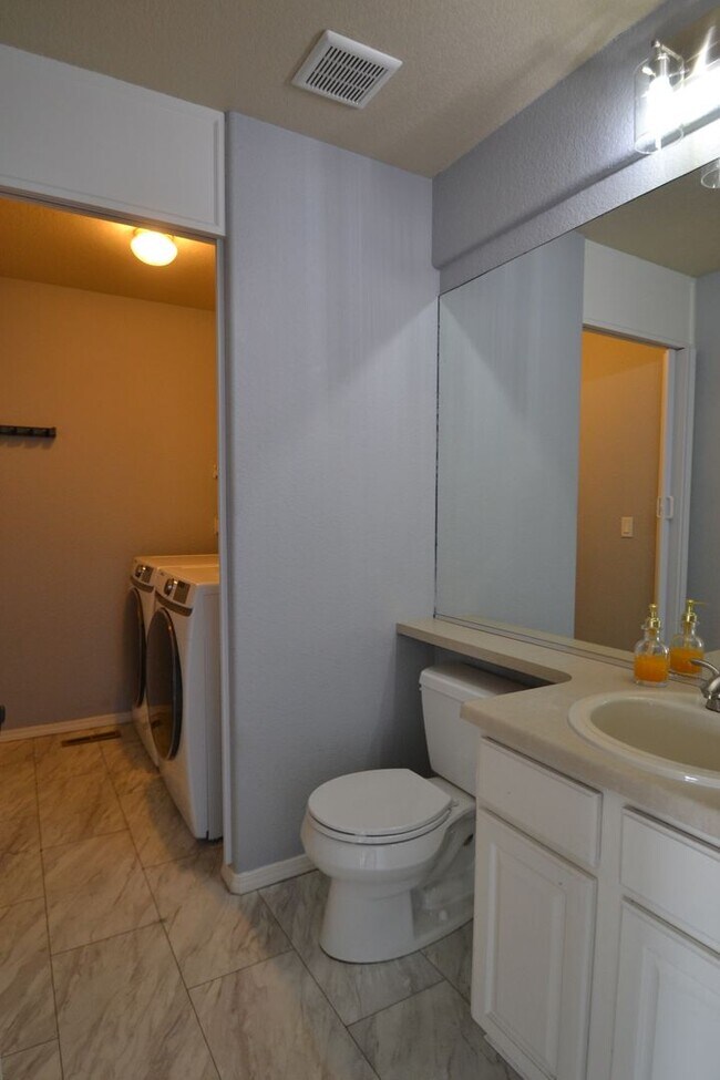 Building Photo - 6 Bed, 3.5 Bath Home Available Now!