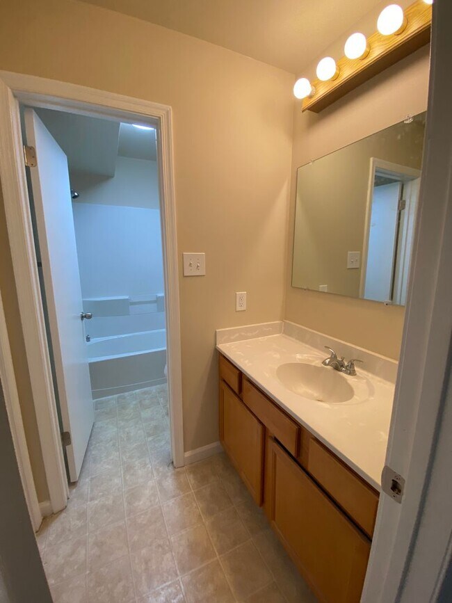 Building Photo - Charming Crofton Mews Condo