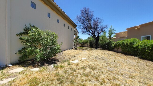 Building Photo - Beautiful 4 Bedroom 2.5 Bathroom House Located In The NE!
