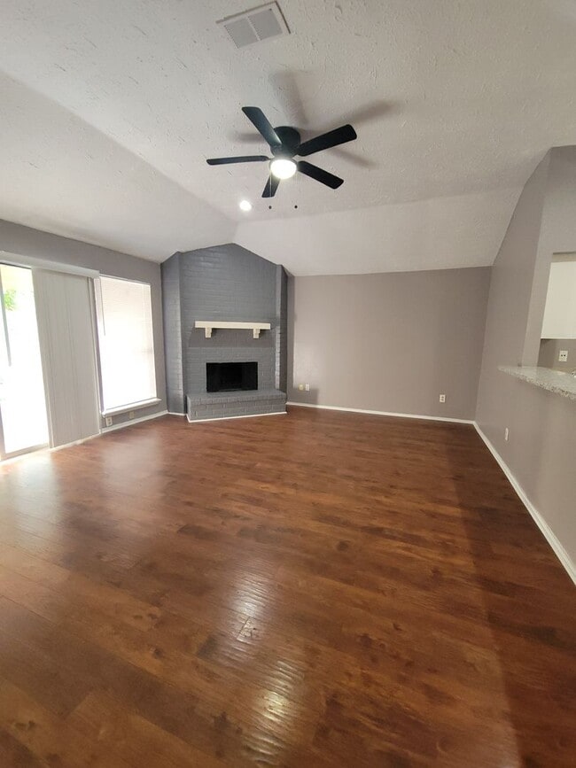 Building Photo - Beautiful spacious home available for rent !