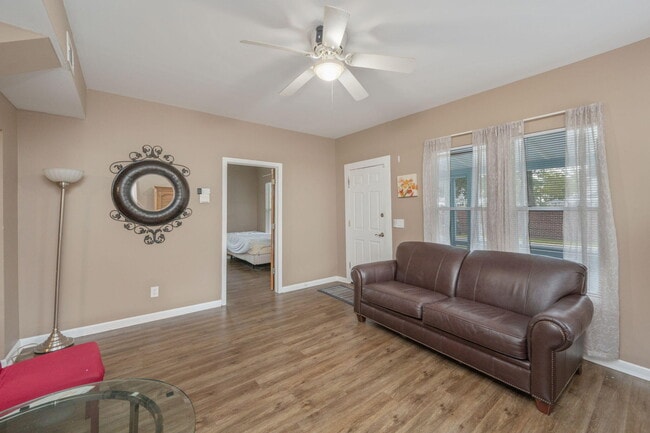 Building Photo - 346 Crescent Dr