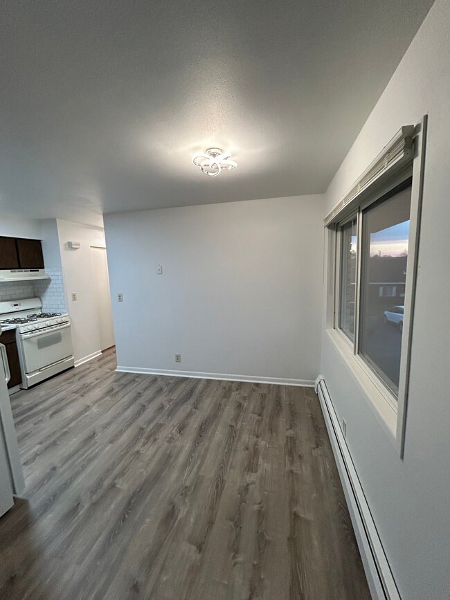 Building Photo - 1002 Main St