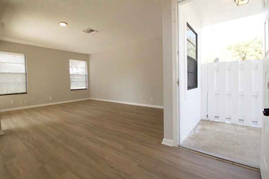 Building Photo - 9220 Roan Ln