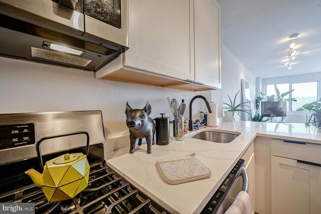 Building Photo - 1330 New Hampshire Ave NW