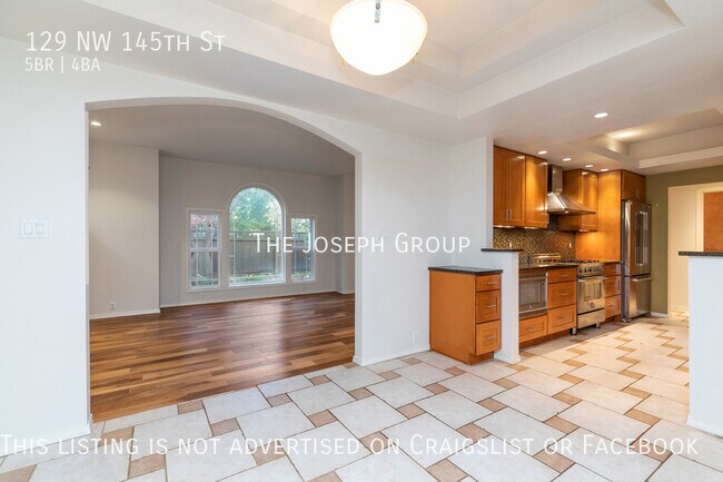 Building Photo - Beautiful 5 bed 3.5 bath in Seattle's Broa...