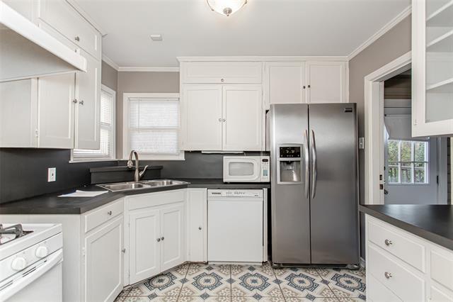 Building Photo - 8642 Daytonia Ave