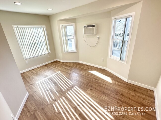 Building Photo - Light-Filled Renovated 2Bed 1Bath In Prime...