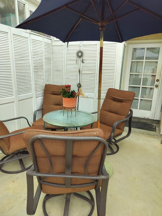 Back Sitting Area - 1319 Walgrove Ave