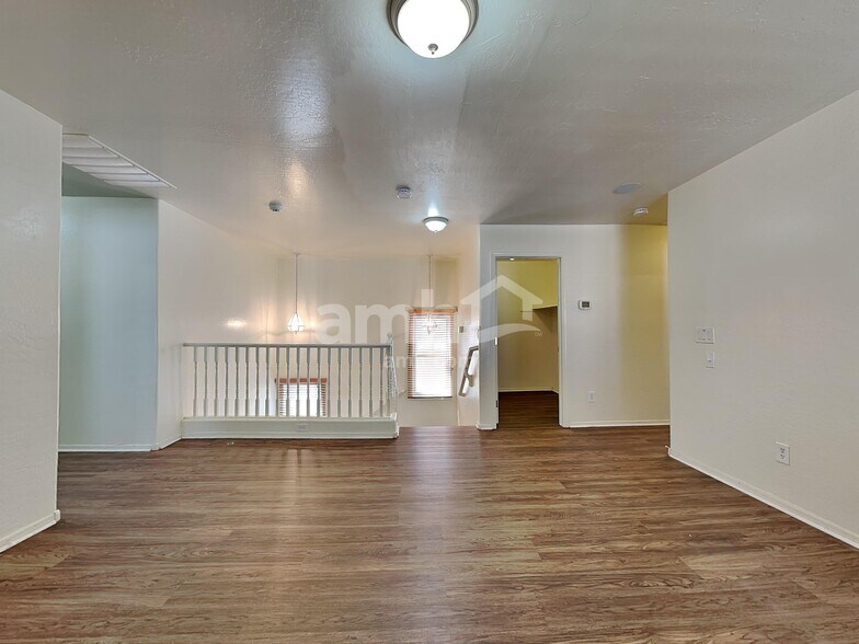 Building Photo - 18139 W Smokey Dr