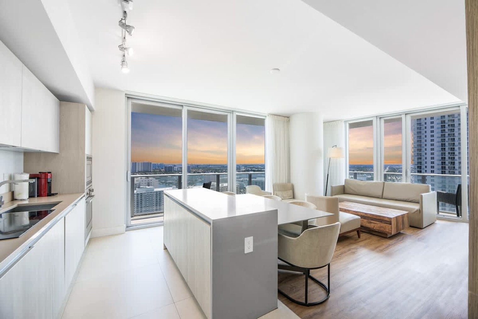 Building Photo - 4011 S Ocean Dr