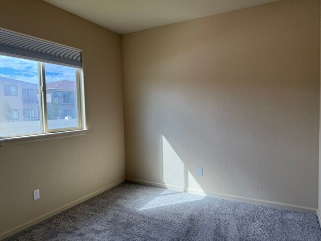 Building Photo - Beautiful 4 bedroom, 2 bath, 3 car garage ...
