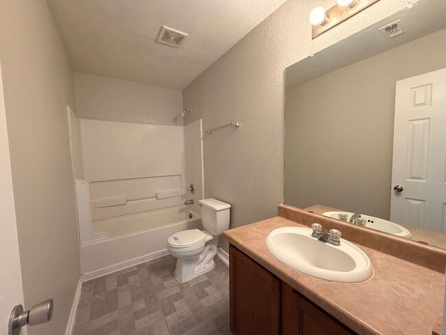 Building Photo - NICE 4 BEDROOM WITH EASY ACCESS TO LACKLAND AFB, SHOPPING, & SEA WORLD