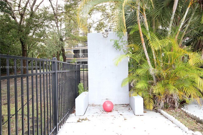 Building Photo - 17890 W Dixie Hwy