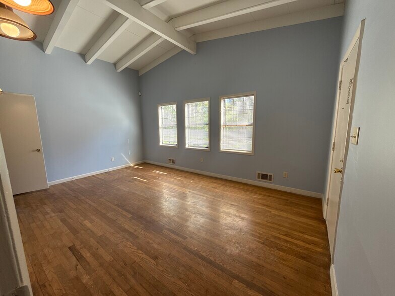 Building Photo - 1009 Hampton St NW