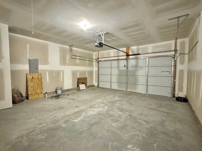 Building Photo - $500 RENT CREDIT | AVAILABLE NOW! (Pet Friendly)