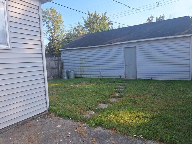 Building Photo - Harper Woods bungalow