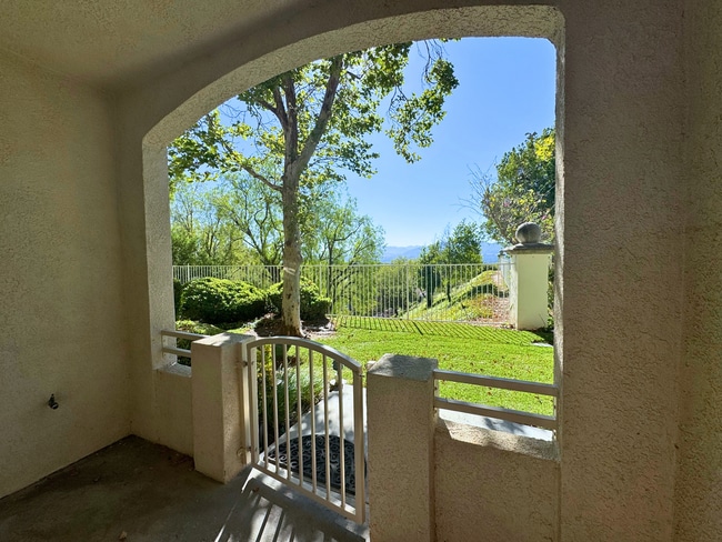 Building Photo - Stevenson Ranch Townhome For Rent In Crown...