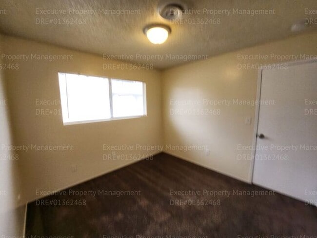 Building Photo - Townhouse unit. 2 bedrooms 1.5 bath call o...