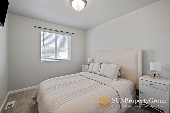 Building Photo - Stunning Duplex In Desirable Saratoga Springs!