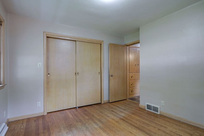Building Photo - 2 bed, 1 bath –1270 SF – Nice Ranch Single...