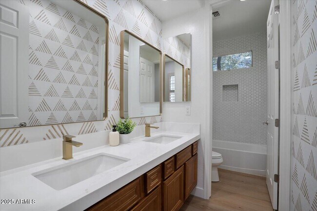 Building Photo - 2025 W Calle Del Sol