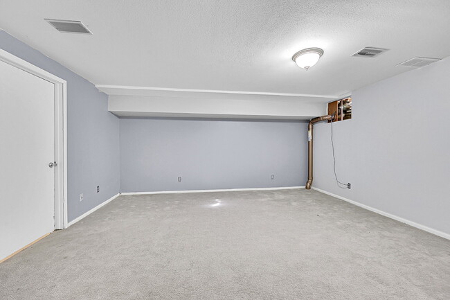 Building Photo - $2,500.00, 2-bed, 2.5 bath located in Denver.