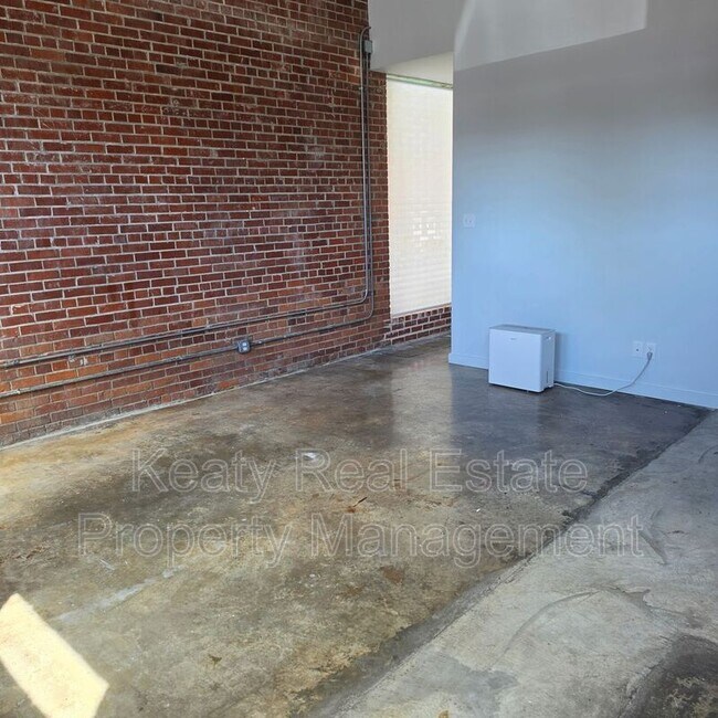 Building Photo - 136 E Cypress St