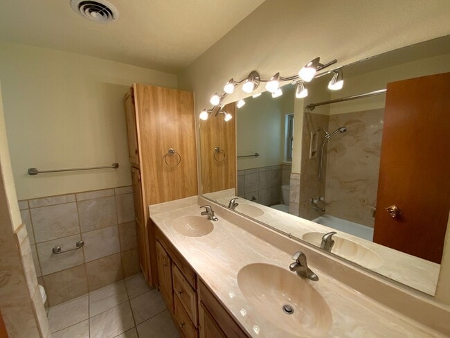 Building Photo - 3 Bedroom Single Story Home Available Near...