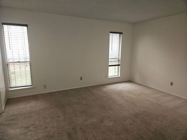 Building Photo - 2/2 Duplex in Leon Valley