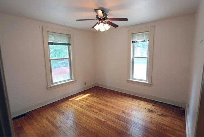 Interior Photo - 132-134
