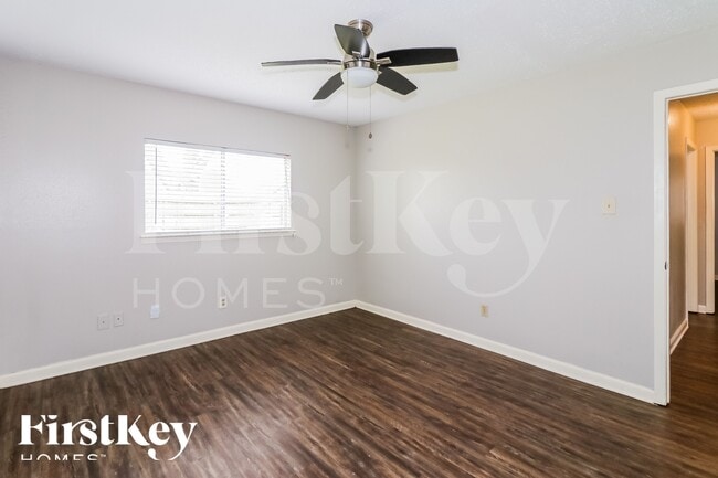 Building Photo - 10810 Lakewood Oaks Dr