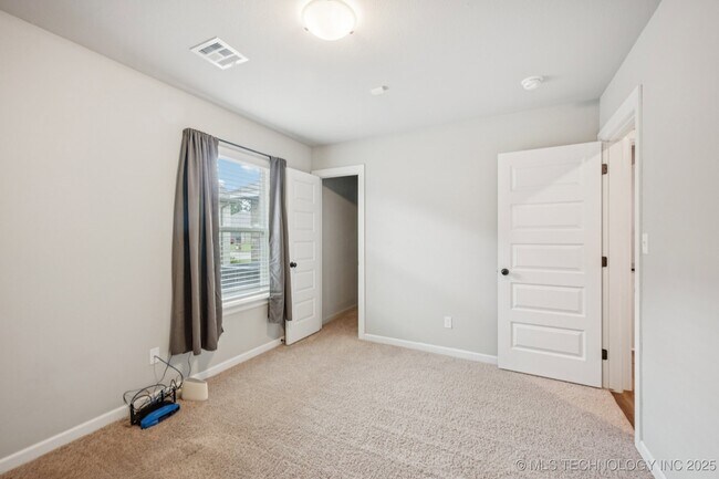 Building Photo - 6370 E 146th St S