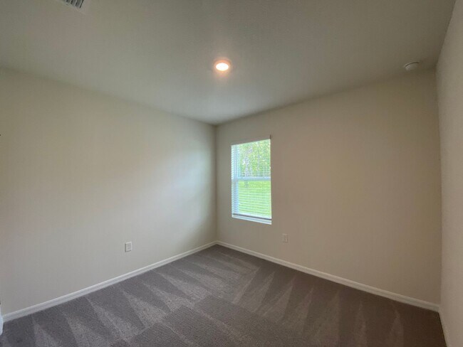 Building Photo - Desirable SE Ocala Neighborhood - Lake Dia...