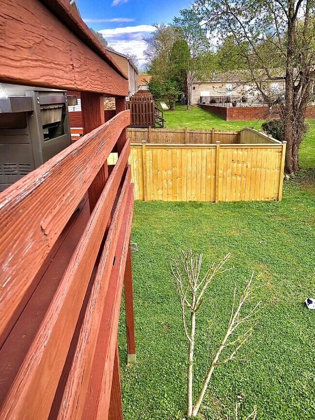 Building Photo - COMING SOON... Split-Level 3Bed/2Bath in H...