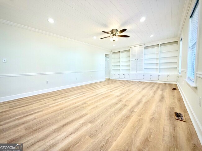 Building Photo - 305 Hillside Dr