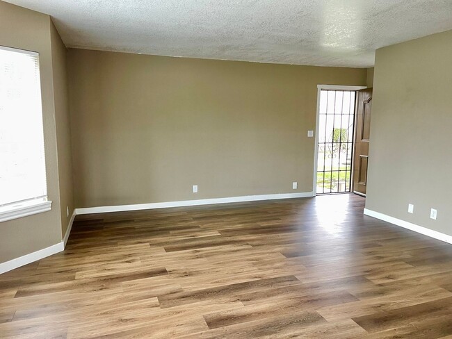 Building Photo - Spacious 2 bed 1 bath Condo with private p...