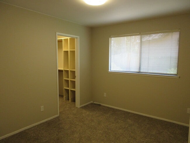 Building Photo - Three bedroom, two bath home located on a quiet cul-de-sac in desirable Bay View Heights